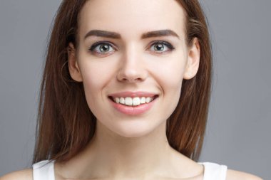 Yakından gülümseyen güzel kız.