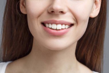 Yakından gülümseyen güzel kız.