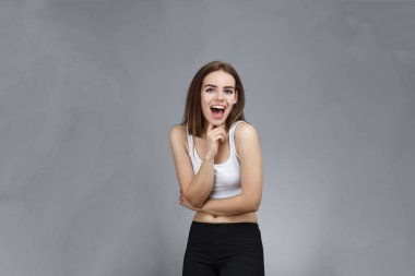 Gülümseyen güzel bir kızın portresi.