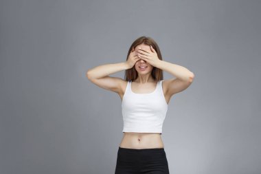 Kafası karışmış kız avuçlarıyla gözlerini kapatıyor