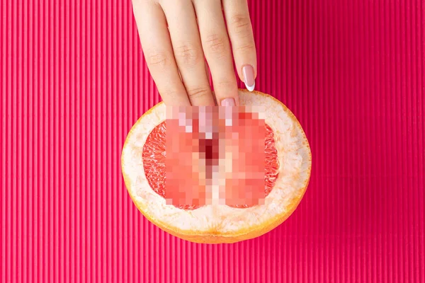 Composição censurada de frutas dedos em toranja — Fotografia de Stock