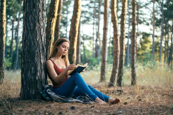 Donna letta in natura sotto l'albero — Foto Stock