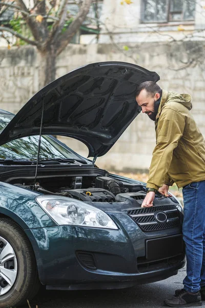 Guy está reparando el coche en la carretera — Foto de Stock