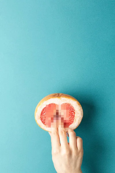Composição censurada de frutas dedos em toranja — Fotografia de Stock