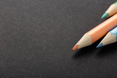 makroda gri üzerine renkli kalemler.