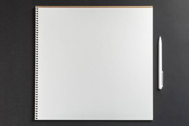 Siyah arkaplanda beyaz kalemli dizüstü bilgisayar