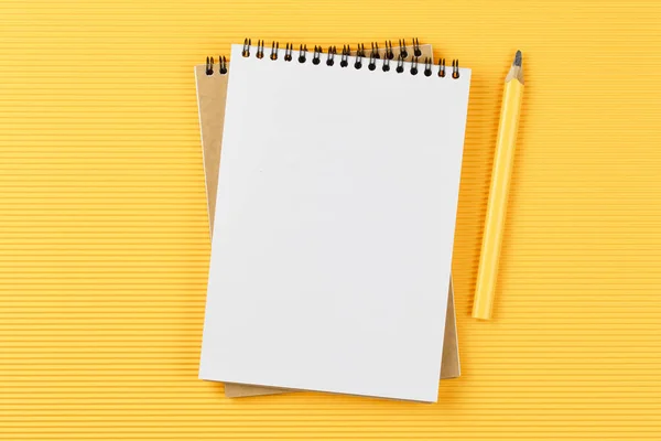 Σημειωματάριο με μολύβι σε κυματοειδές κίτρινο χαρτί — Φωτογραφία Αρχείου
