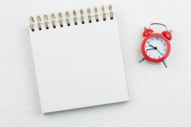 beyaz desenli tabloda kırmızı alarmlı dizüstü bilgisayar.