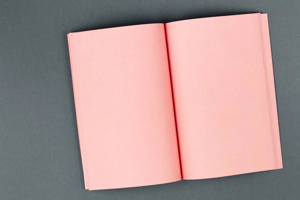 Рожевий блокнот на двоколірному сірому фоні — стокове фото