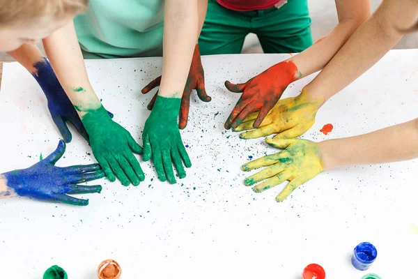 Niños pintan con las manos en la mesa, lección de dibujo — Foto de Stock