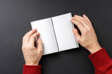 Dizüstü bilgisayarı ellerin üzerinde aç