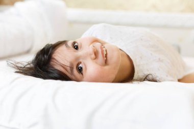 Küçük kız yatakta iyi ruh hali ve sağlıklı uyku.