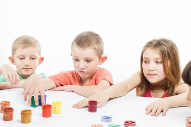 Çocuklar okulda elle resim çizme dersi alıyorlar.