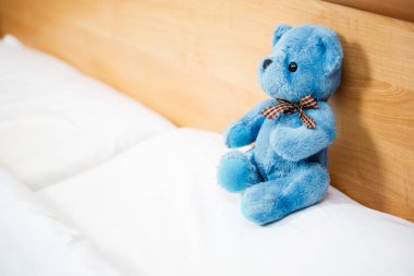 Oyuncak ayı boş bir yatakta