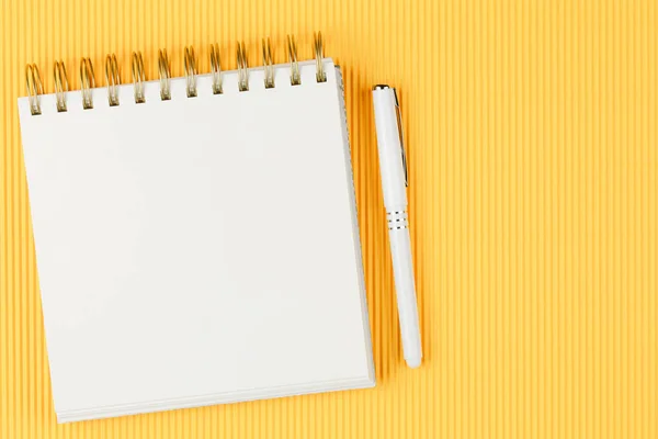 Открытый ноутбук на гофрированном желтом фоне — стоковое фото