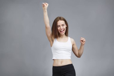 Kız holding eller yukarı