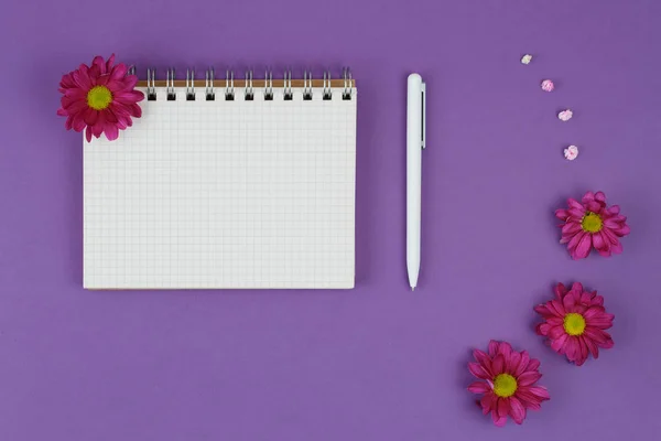 Quaderno aperto vista dall'alto, con penna e fiori . — Foto Stock