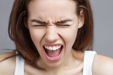 Öfke ve nefretle bağıran kızgın kadın