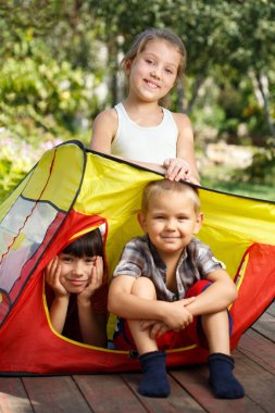 Yaz kampında neşeli çocuklar Yaz tatili