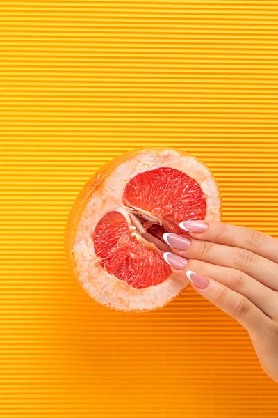 Composição de frutos dedos em toranja — Fotografia de Stock