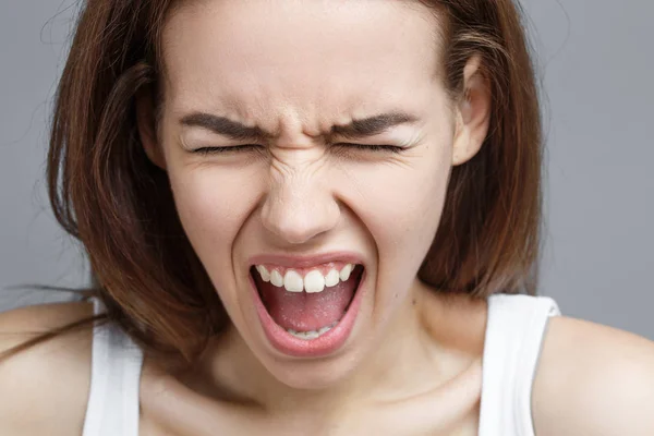 Mulher zangada gritando com raiva e ódio — Fotografia de Stock