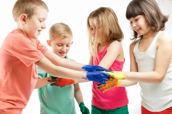 Děti malují s rukama na stole — Stock fotografie
