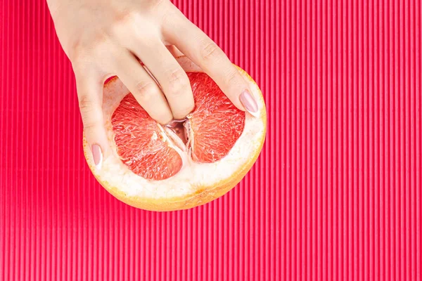 greyfurt içinde meyve bileşimi parmakları