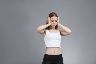 Üzgün kız kulaklarını kapattı.