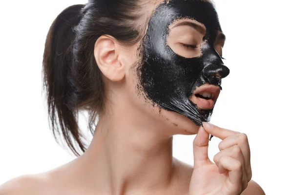 Meisje neemt af cosmetische masker van haar gezicht — Stockfoto