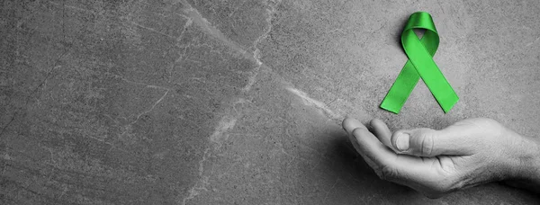 Yeşil kurdele tutan eller, Lenfoma Kanseri