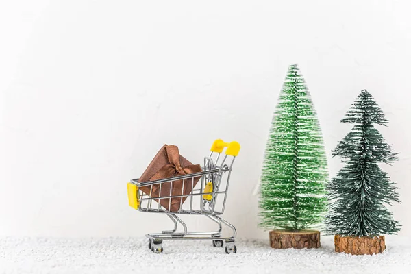 Carrito lleno de pequeños regalos — Foto de Stock