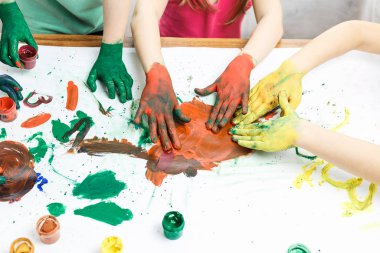 Farklı renklerde boyanmış eller