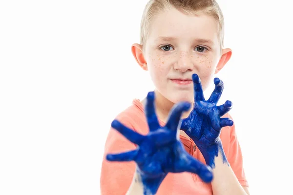 Niño pintar con las manos sobre la mesa —  Fotos de Stock