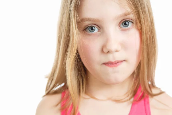 Портрет милої маленької дівчинки на ізольованому білому — стокове фото