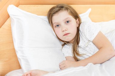 Çocuğun ateşi, nezlesi ve gribi var. evde tedavi