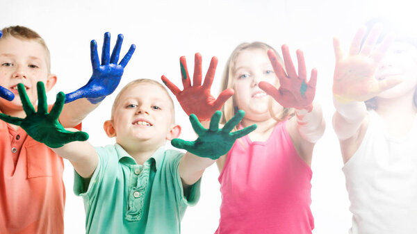 дети рисуют руками на столе