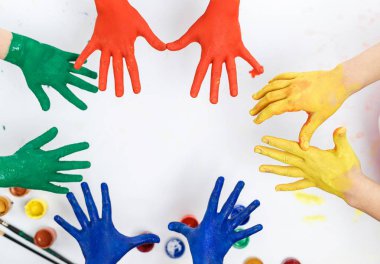 Eller açık masa görünümünde boyanmış.