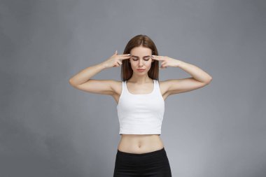 Parmaklar yukarı, kapalı gözlerle tapınaklara..