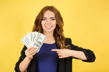 Ceketli kadın para gösteriyor.