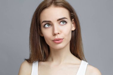 Güzel kız düşünceli bir şekilde yana bakıyor..