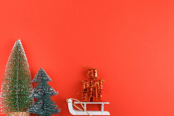 赤い背景のおもちゃの木. — ストック写真
