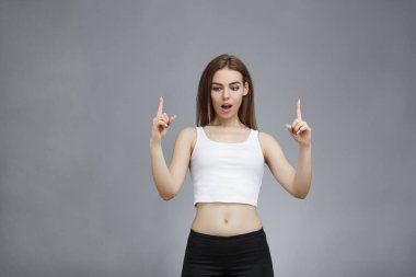 Aşağı bakan kız işaret parmaklarını yukarı kaldırır..