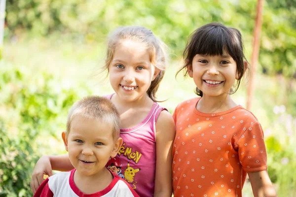 Vreugdevolle kinderen in het zomerkamp Zomervakantie — Stockfoto