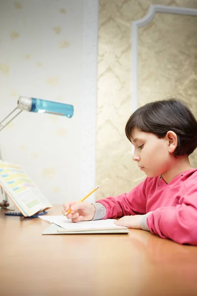 Ázsiai kis iskoláslány tanulási leckék otthon. — Stock Fotó