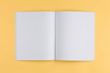 Sarı arkaplan ve üst görünümde dizüstü