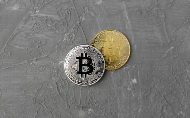 Gri arka planda bitcoin, masada sikke
