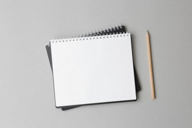 Gri arkaplanlı siyah defteri aç