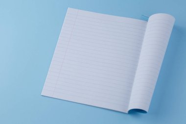 Mavi masa görünümlü okul defteri.