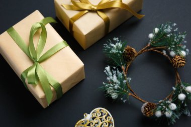 Yılbaşı ve yeni yıl geçmişi hediyelerle dolu.