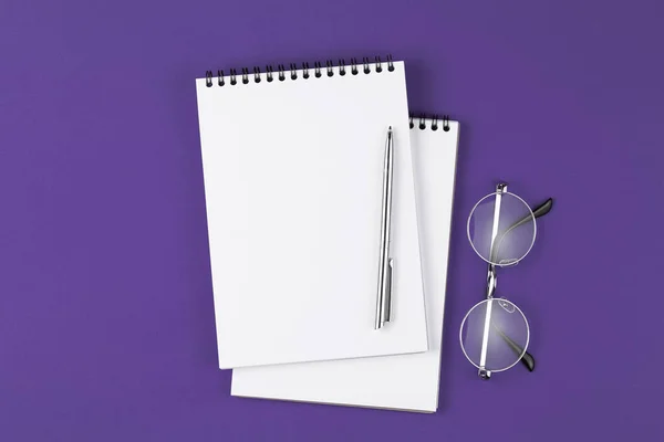 Otevřený zápisník s perem a brýlemi — Stock fotografie